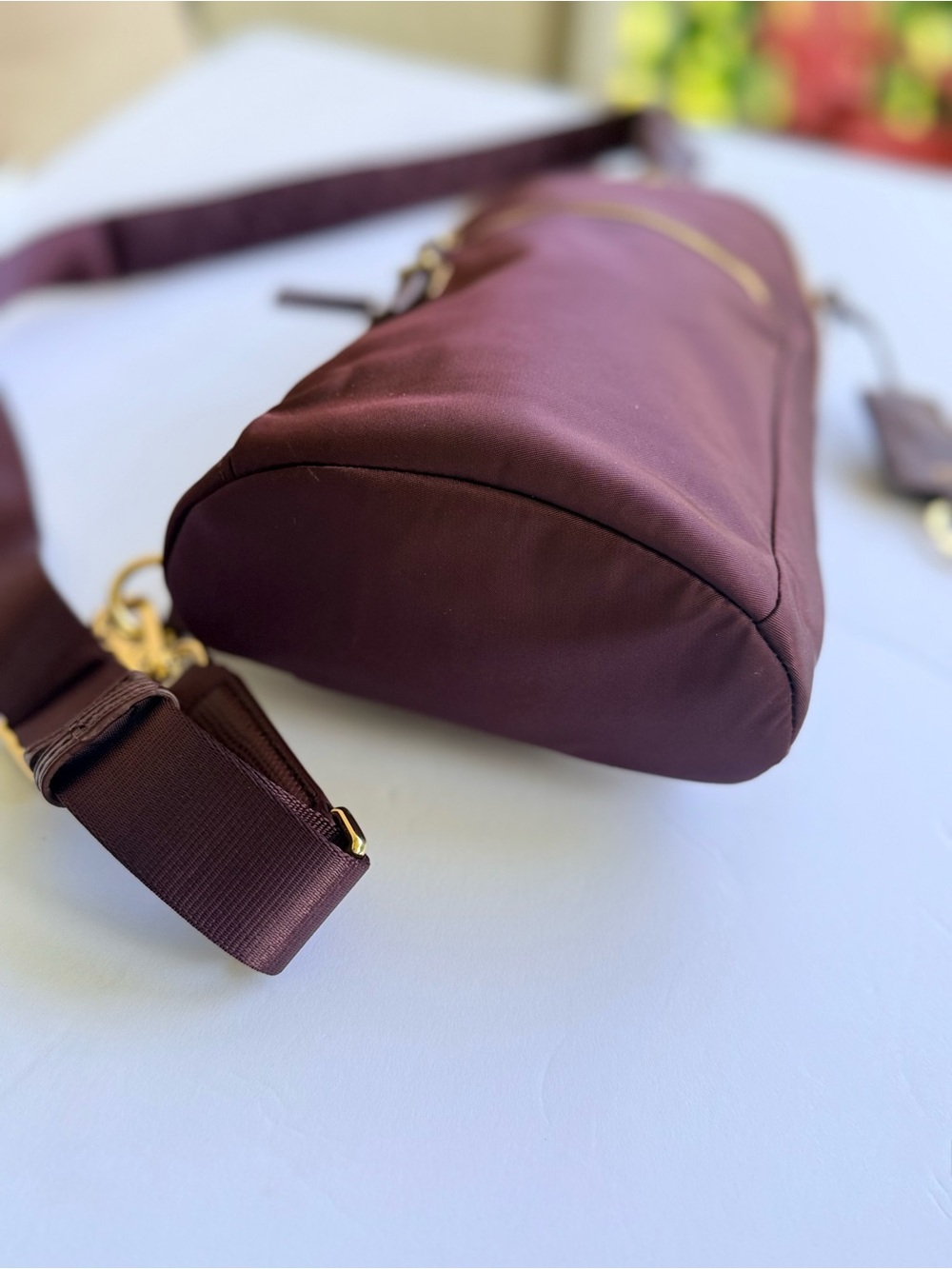 TUMI Crossbody Sling Voyager Anna Women’s Nylon Burgundy gold hardware - Picture 3 of 6